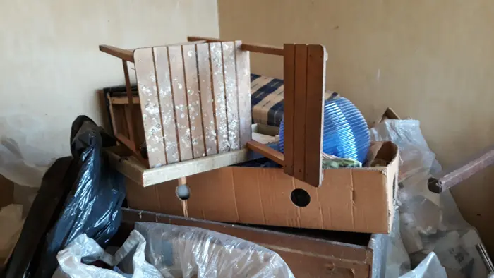 Почистване на екскременти от гълъби на терасата